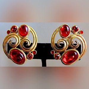 CROWN TRIFARI RED CAB CLIP ON EARRING GOLD VINTAGE